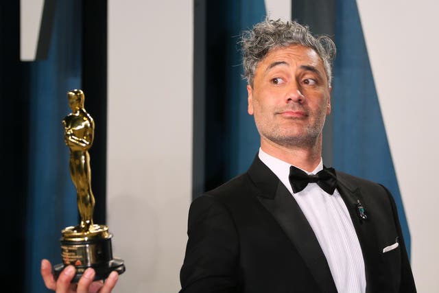 Taika Waititi poses with his Oscar on 9 February 2020.