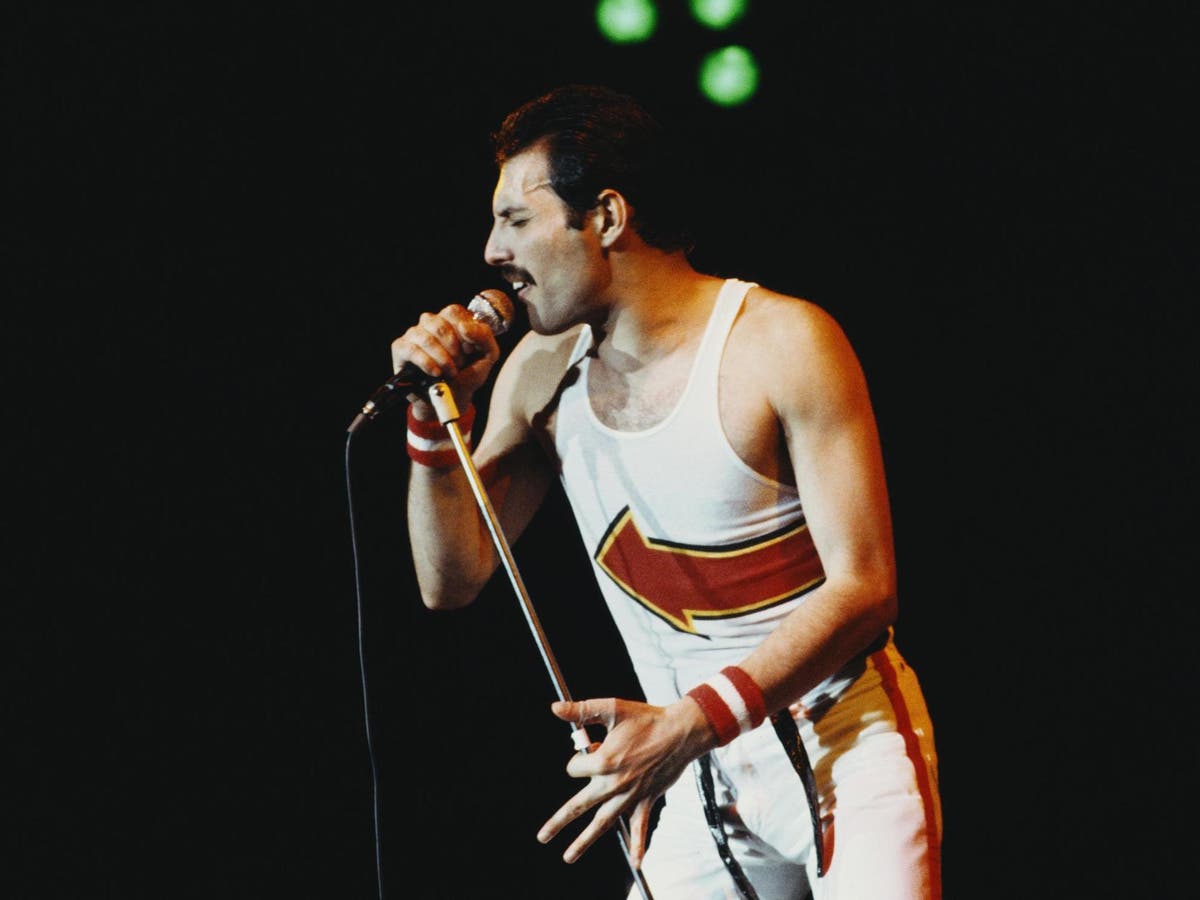 <b>Freddie</b> <b>Mercury</b>’s kimono to go on display at V&A.