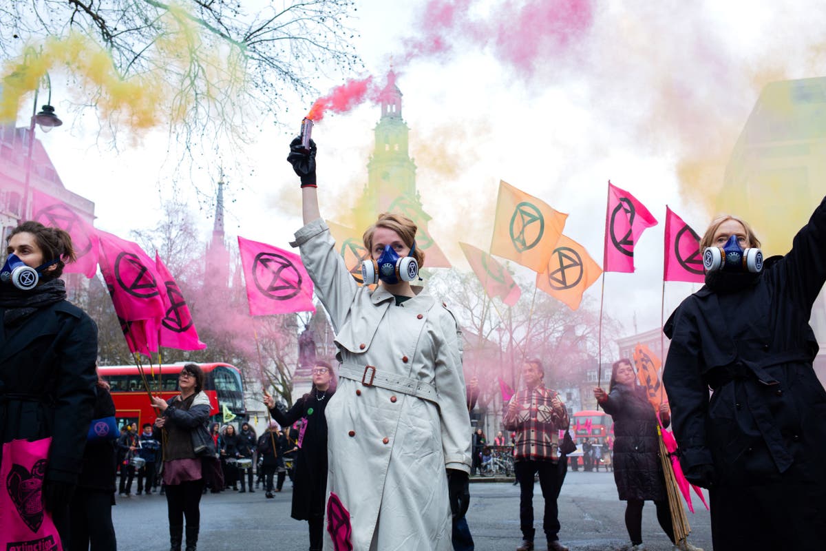 London Fashion Week: Extinction Rebellion blocks roads as protesters call for event to be cancelled