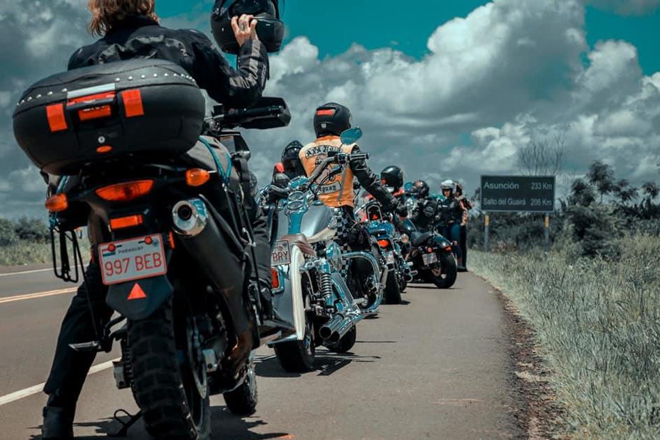 Paraguay riders can be seen taking a quick pitstop