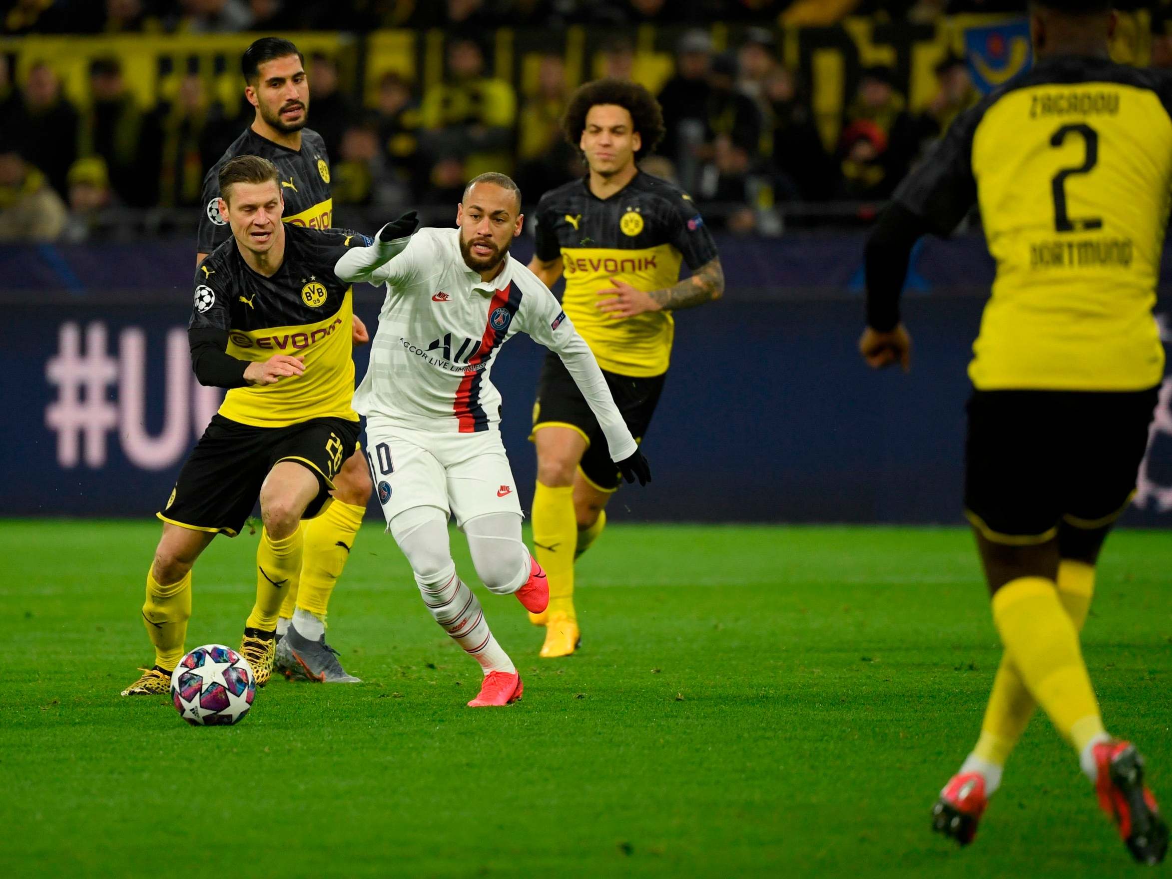 Neymar dribbles at the Dortmund defence