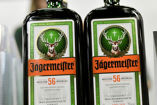 <p>El Jagermeister es un licor digestivo que tiene un volumen de 35 por ciento de alcohol </p>