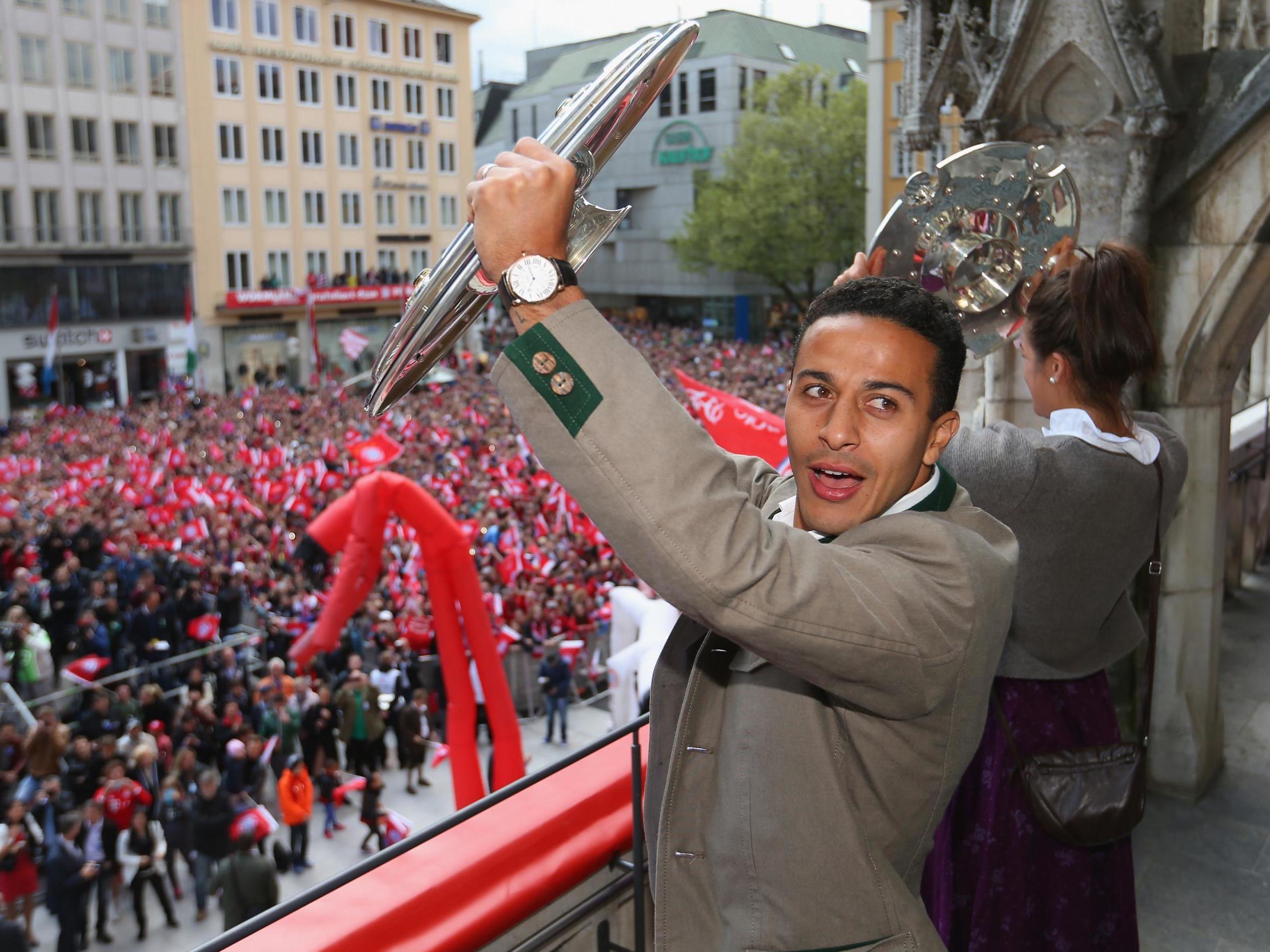 Thiago celebrates winning the Bundesliga in 2016