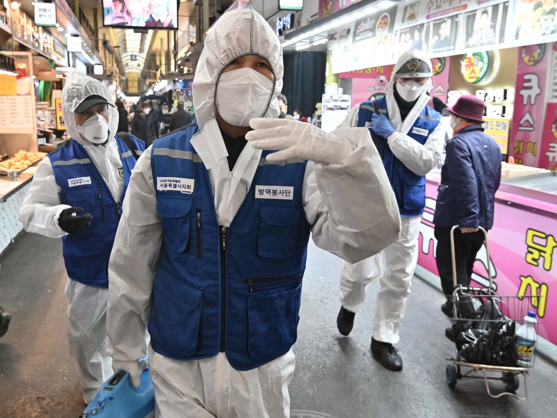 Coronavirus outbreak nearing pandemic &apos;tipping point&apos;, say experts