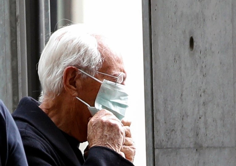 Giorgio Armani puts on a face mask as he arrives at the venue of his Autumn/Winter 2020 fashion show in Milan (23 February 2020)