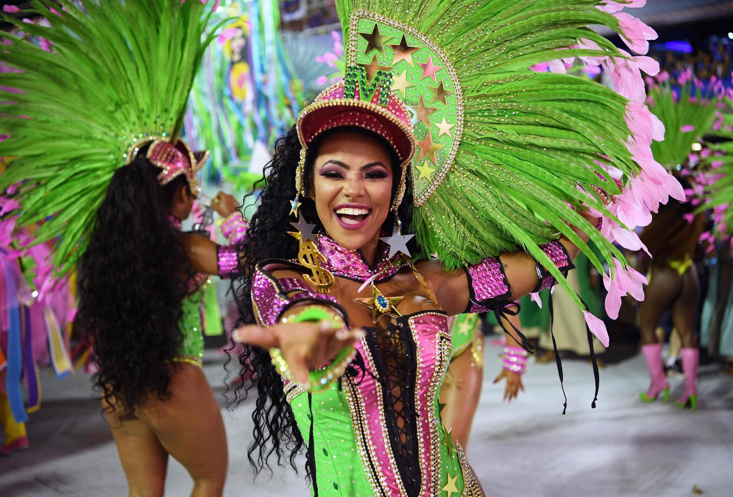 Rio rio brazilian. Карнавал в Рио-де-Жанейро. Бразилия фестиваль Рио де Жанейро. Бразилия парад в Рио де Жанейро. Карнавал в Рио-де-Жанейро (Rio Carnival) - Бразилия.