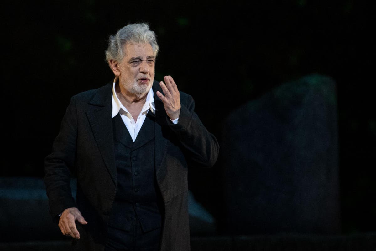 Placido Domingo: Opera star apologises to women after string of sexual harassment claims