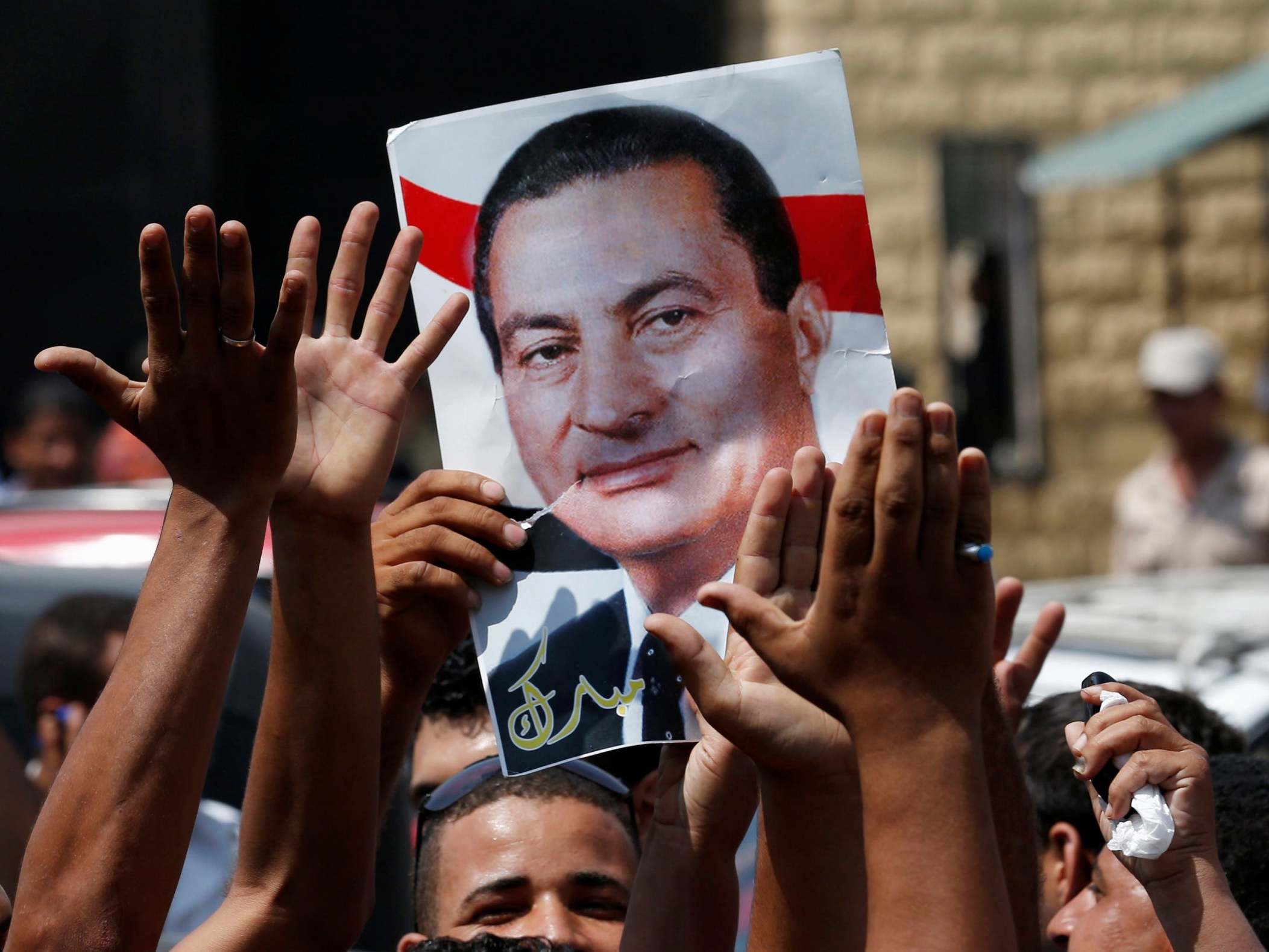 Mubarak supporters outside Tora prison celebrate his release in 2013