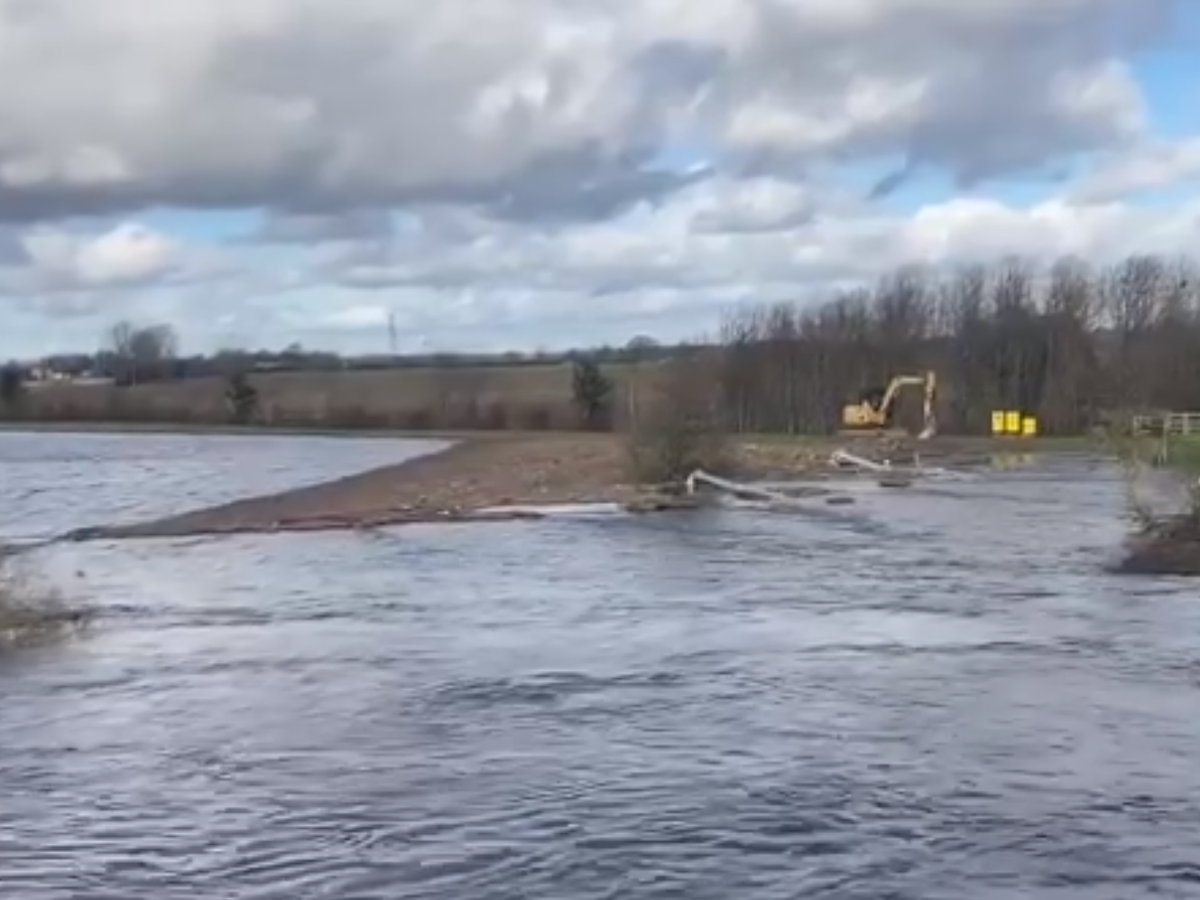 River Aire flooding: Homes evacuated as Yorkshire river bursts banks and sweeps cars off roads