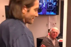 Jake Gyllenhaal shares video of awkward exchange with Larry David backstage at SNL
