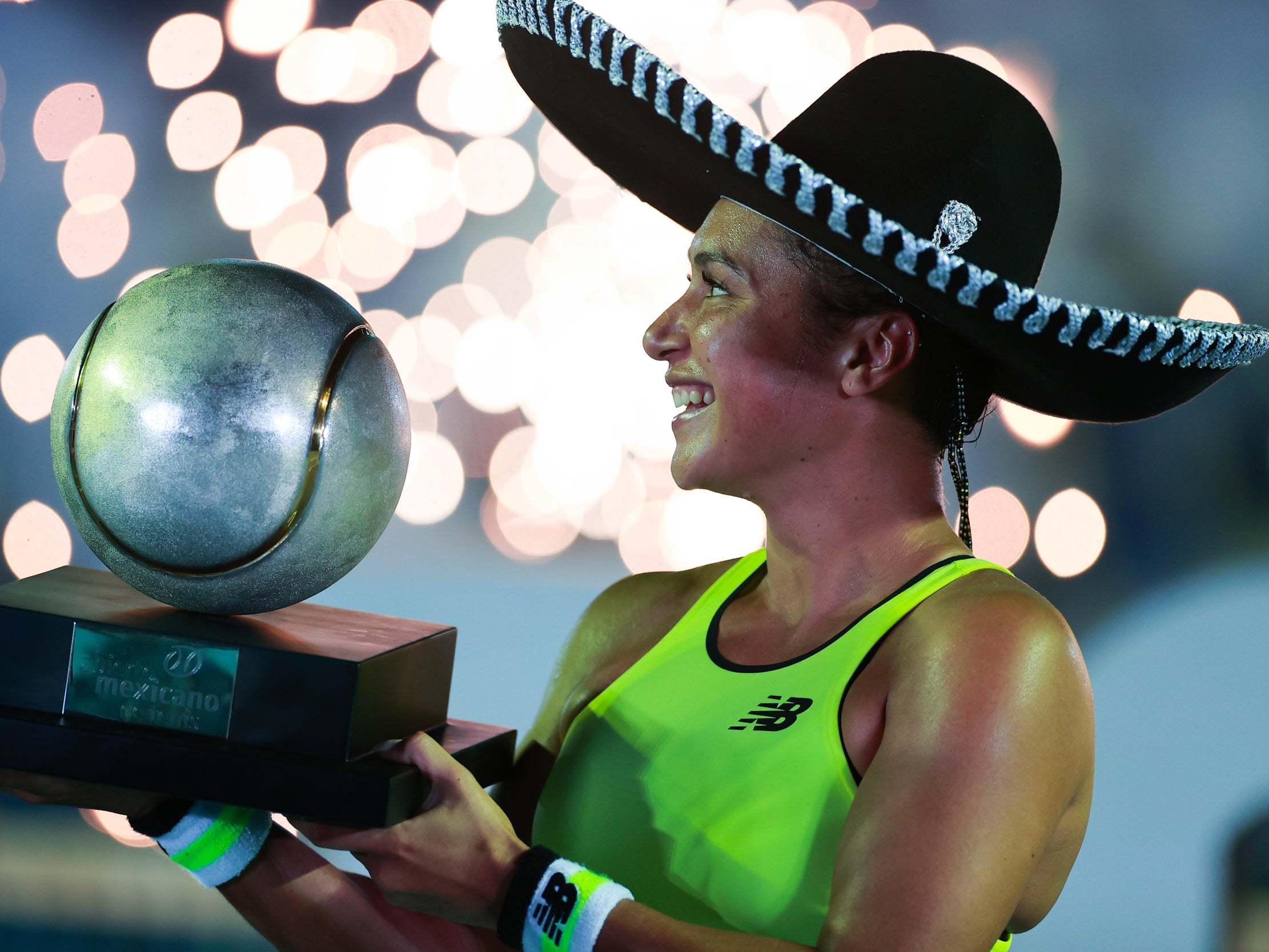 Heather Watson celebrates with the Mexican Open trophy
