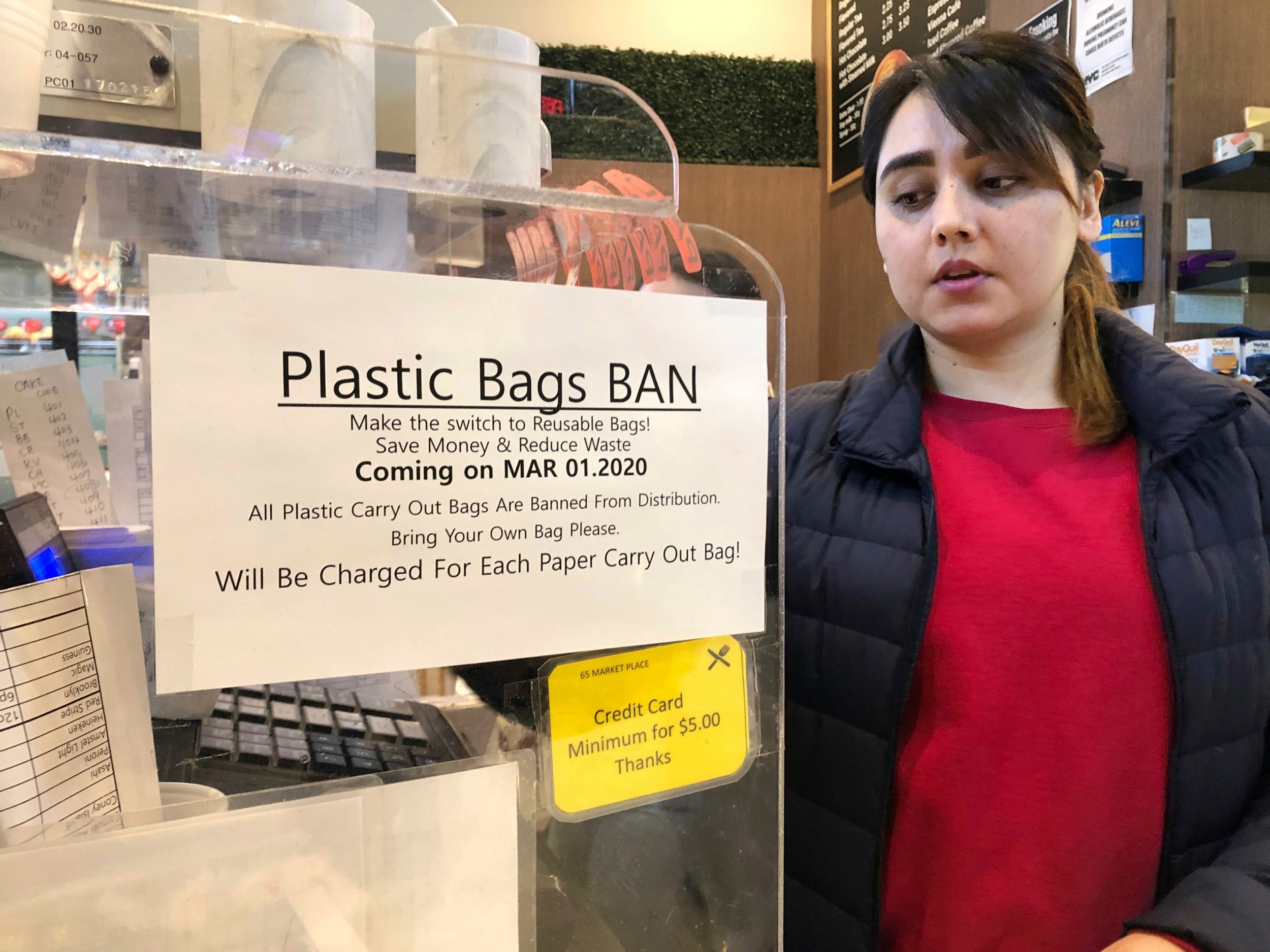 A sign in a New York grocery store advertising the ban on single-use plastic bags