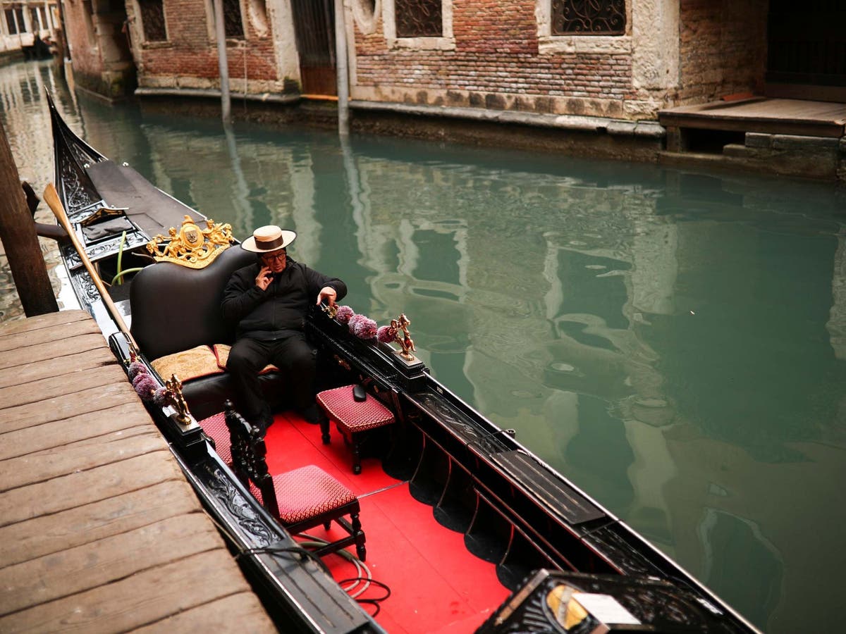 Coronavirus: Venice becomes a ghost town as tourists stay away