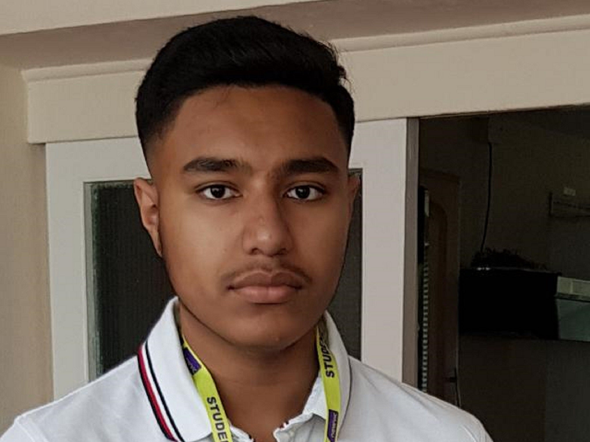 Teenager found dead in London after 30 youths seen &apos;carrying baseball bats&apos; nearby