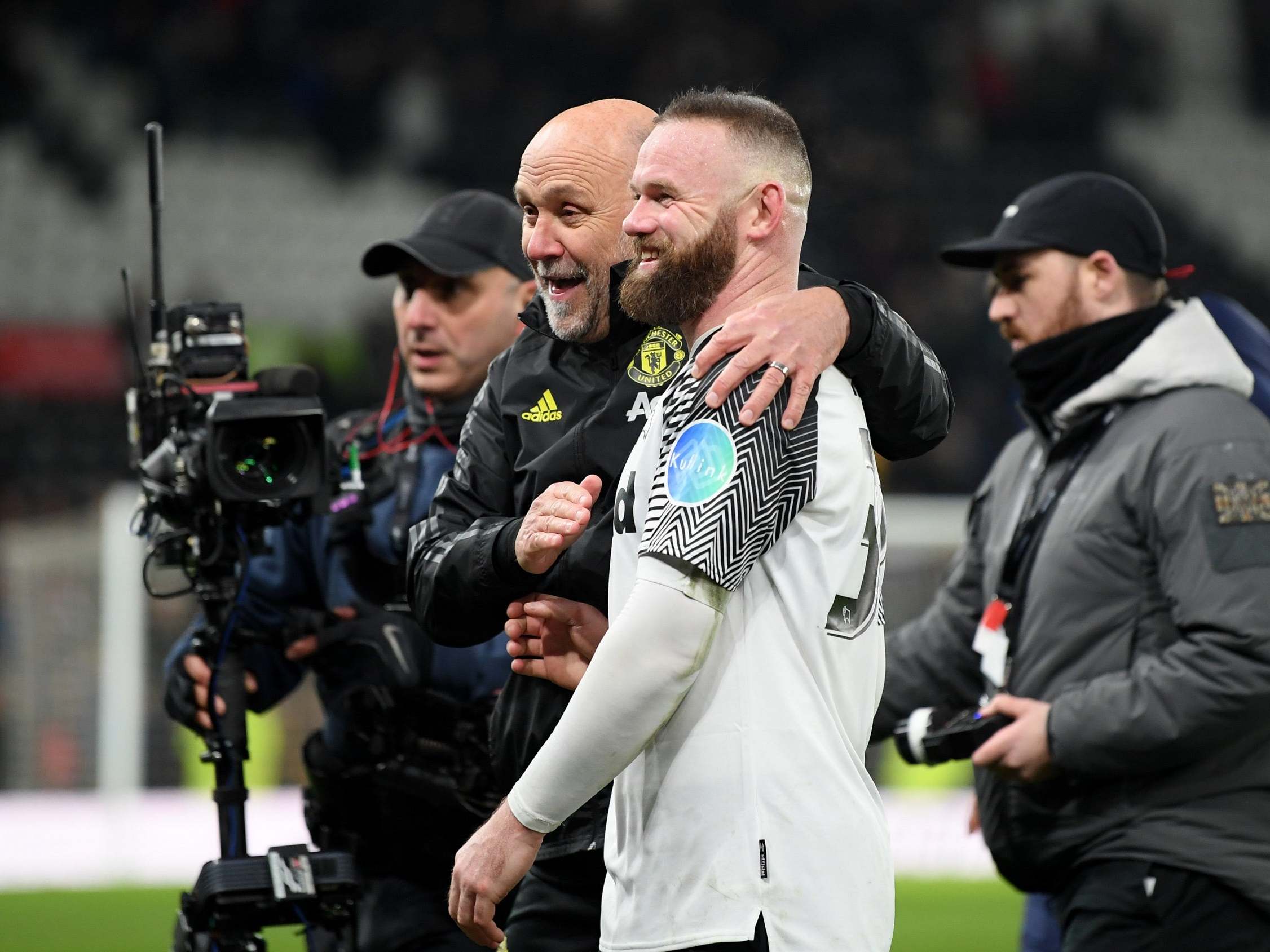 Mike Phelan and Wayne Rooney talk after the final whistle (Getty)