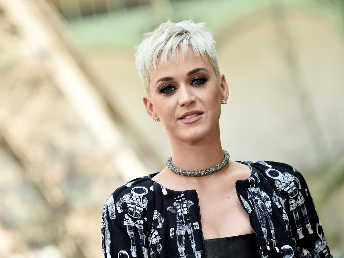 Перри фото. Katy Perry хит 2020. Артисты и певицы с короткими стрижками. Певица с челкой блондинка группа. Женщина с короткой стрижкой в розовом платье фото.