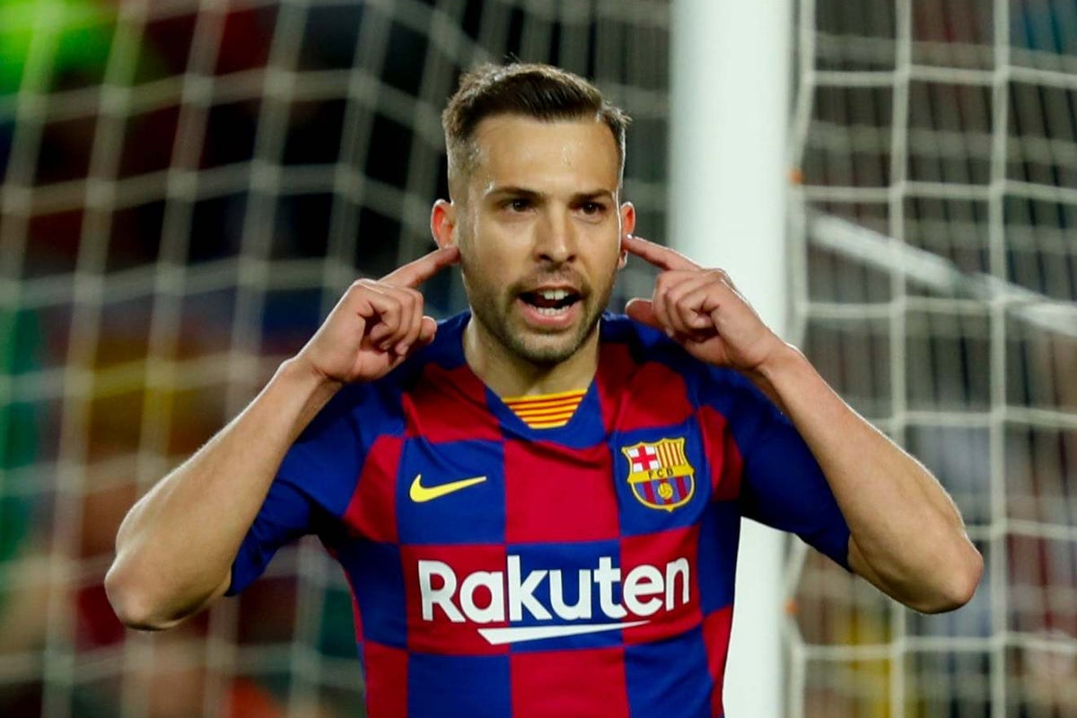 Іш киімдегі жалаңаш қыз