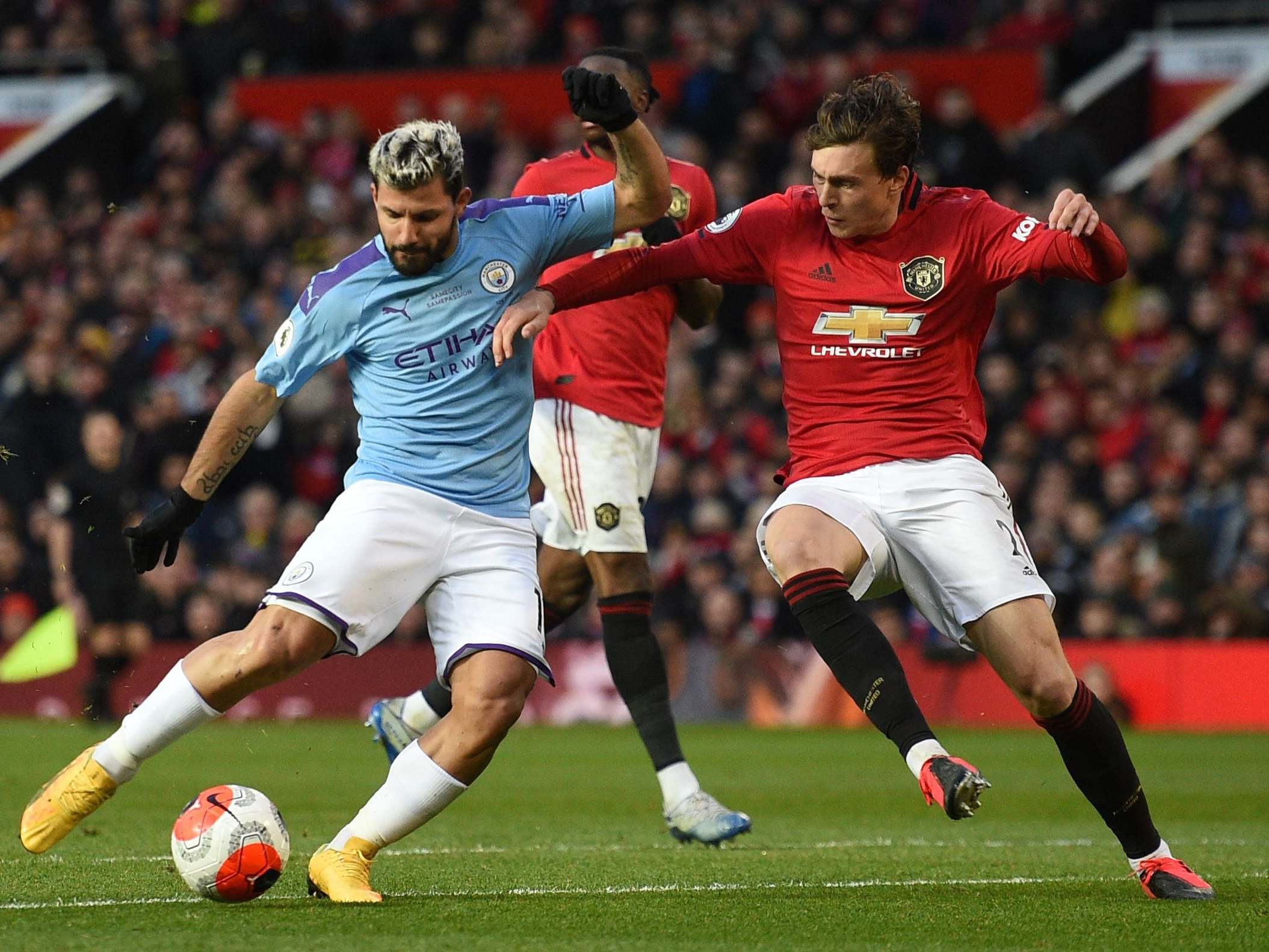 Aguero takes aim under pressure from Lindelof