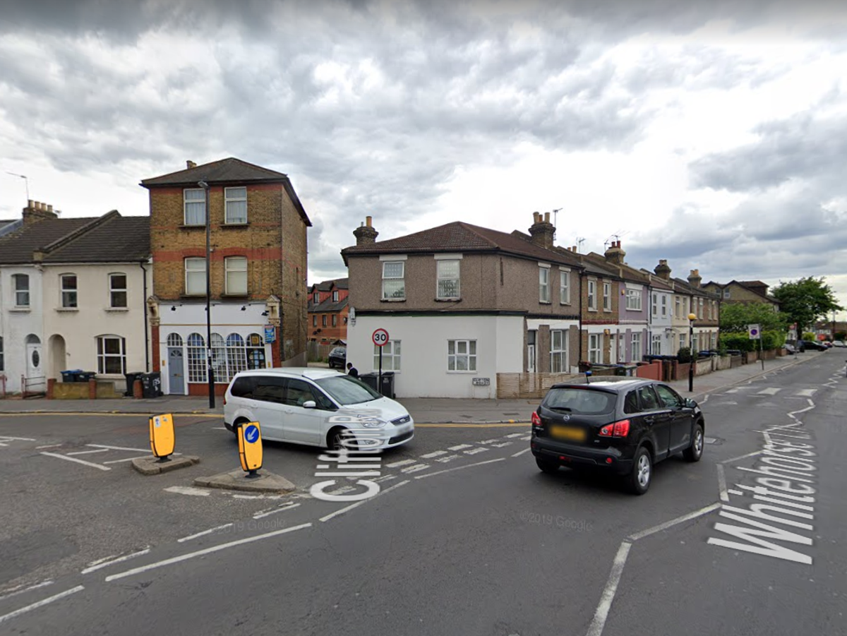 Croydon Stabbing Murder Investigation After Teenager Knifed To Death On London Bus The Independent The Independent