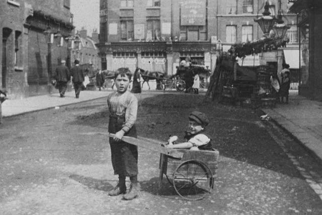Poor Jewish children playing in London’s East End, 1900