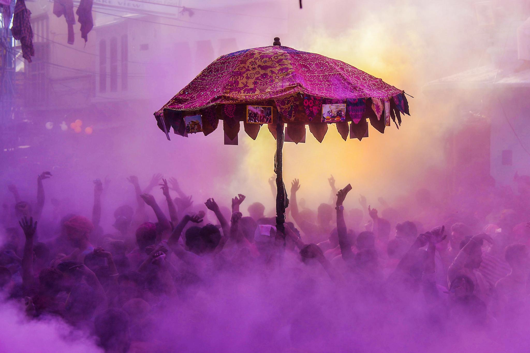 Indian devotees and foreign tourists take part in the "kapda phaar" or cloth tearing during Holi festival celebrations in Pushkar, in the Indian state of Rajasthan on March 2, 2018