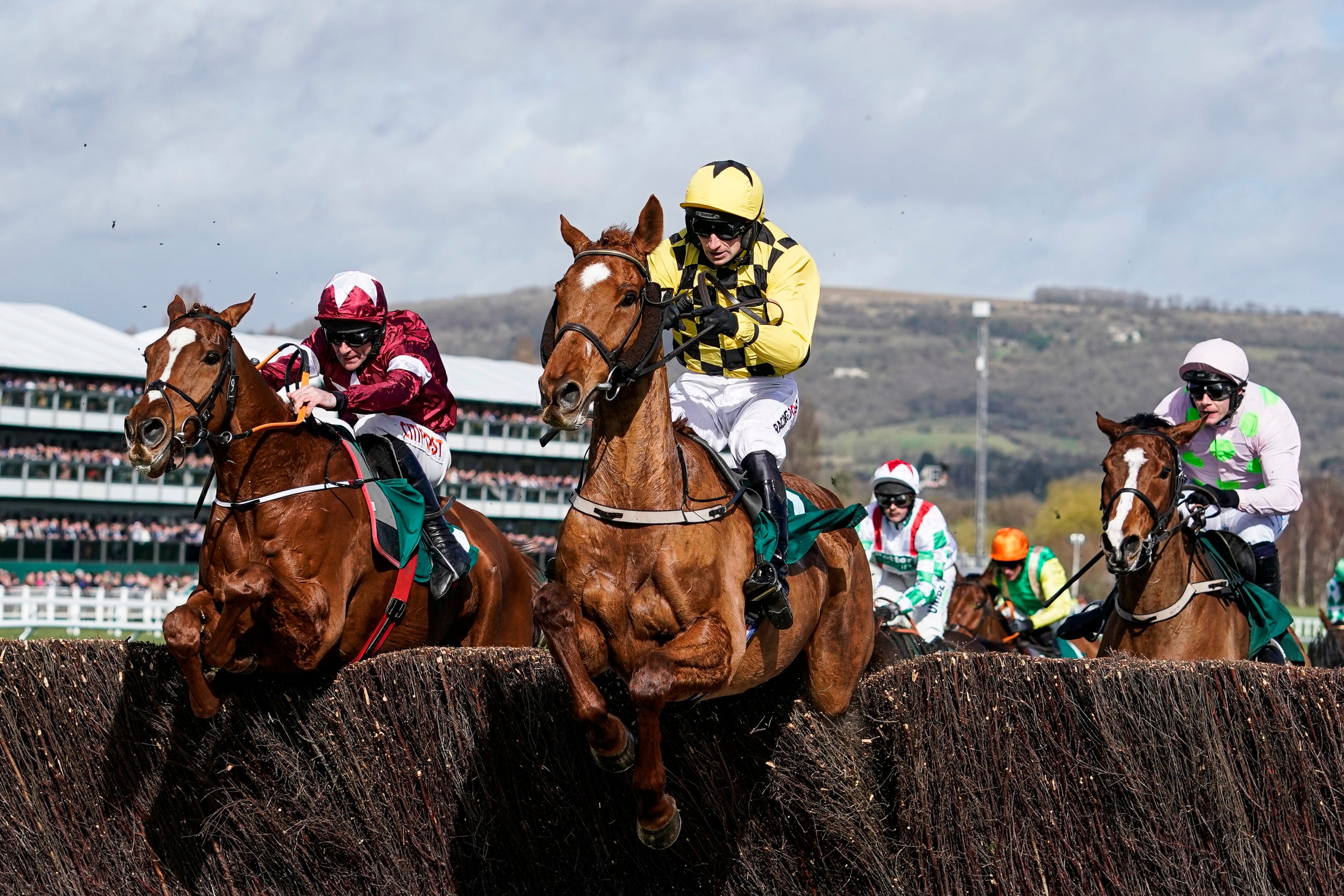 Samcro (left) won the opening race of the day in a photo finish (Getty)