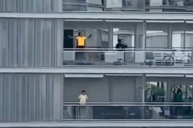 People quarantined over coronavirus in Spain are working out from balconies (Instagram)