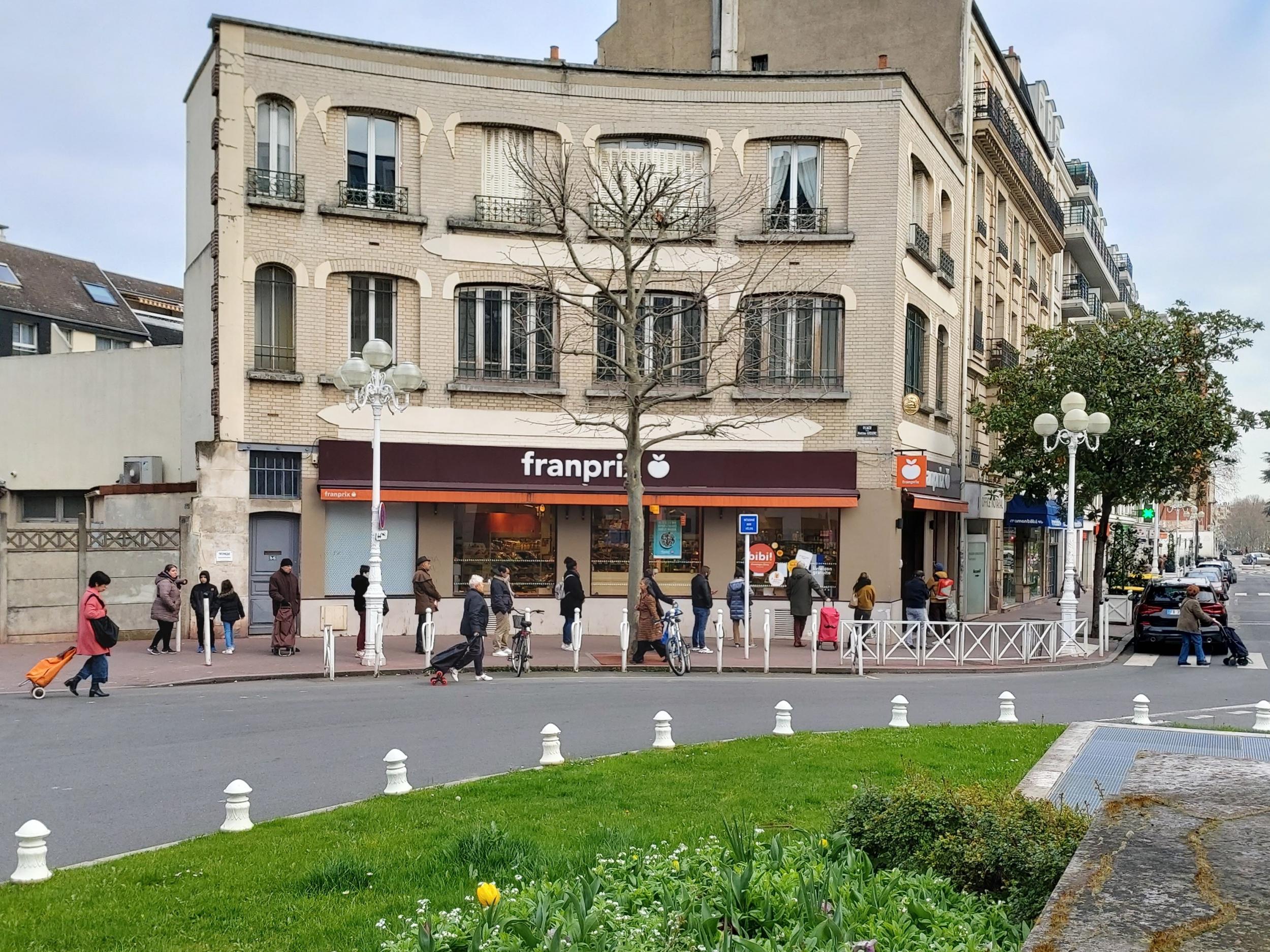 People queue to buy supplies at a convenience store in Montrouge, France, ahead of a lockdown to prevent the spread of coronavirus, 17 March, 2020