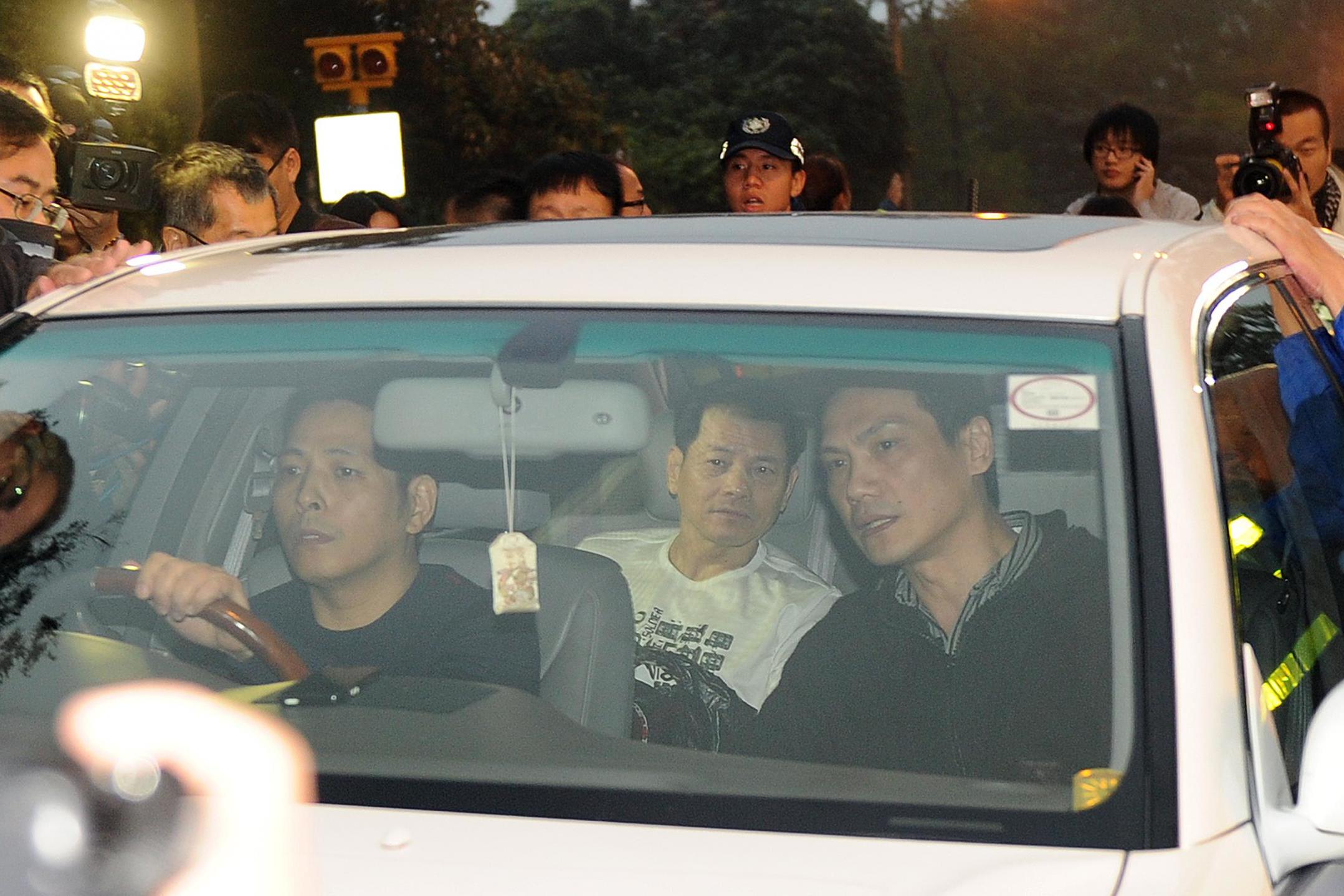 Media swarm around a car carrying Broken Tooth Koi (centre) as he is driven away from a Macau prison (AFP/Getty)
