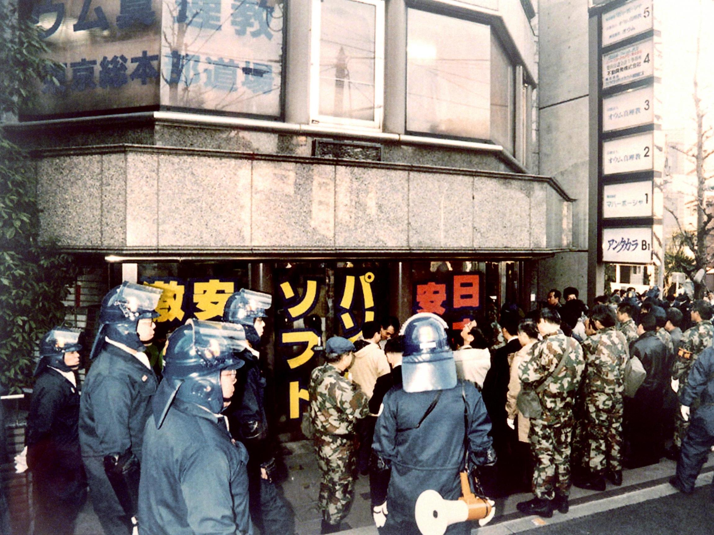 Riot policemen surround the Tokyo headquarters of the controversial Aum Shinrikyo sect