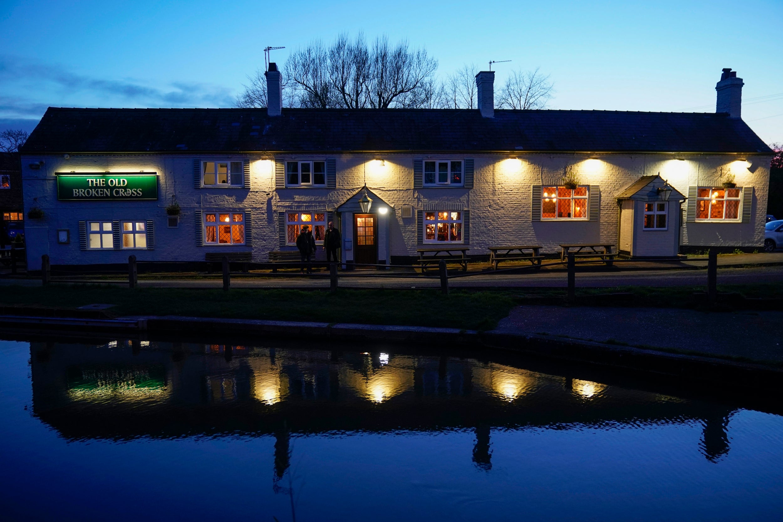 The Broken Cross in Knutsford serves its last pints after the government ordered pubs, restaurants and other social venues to close