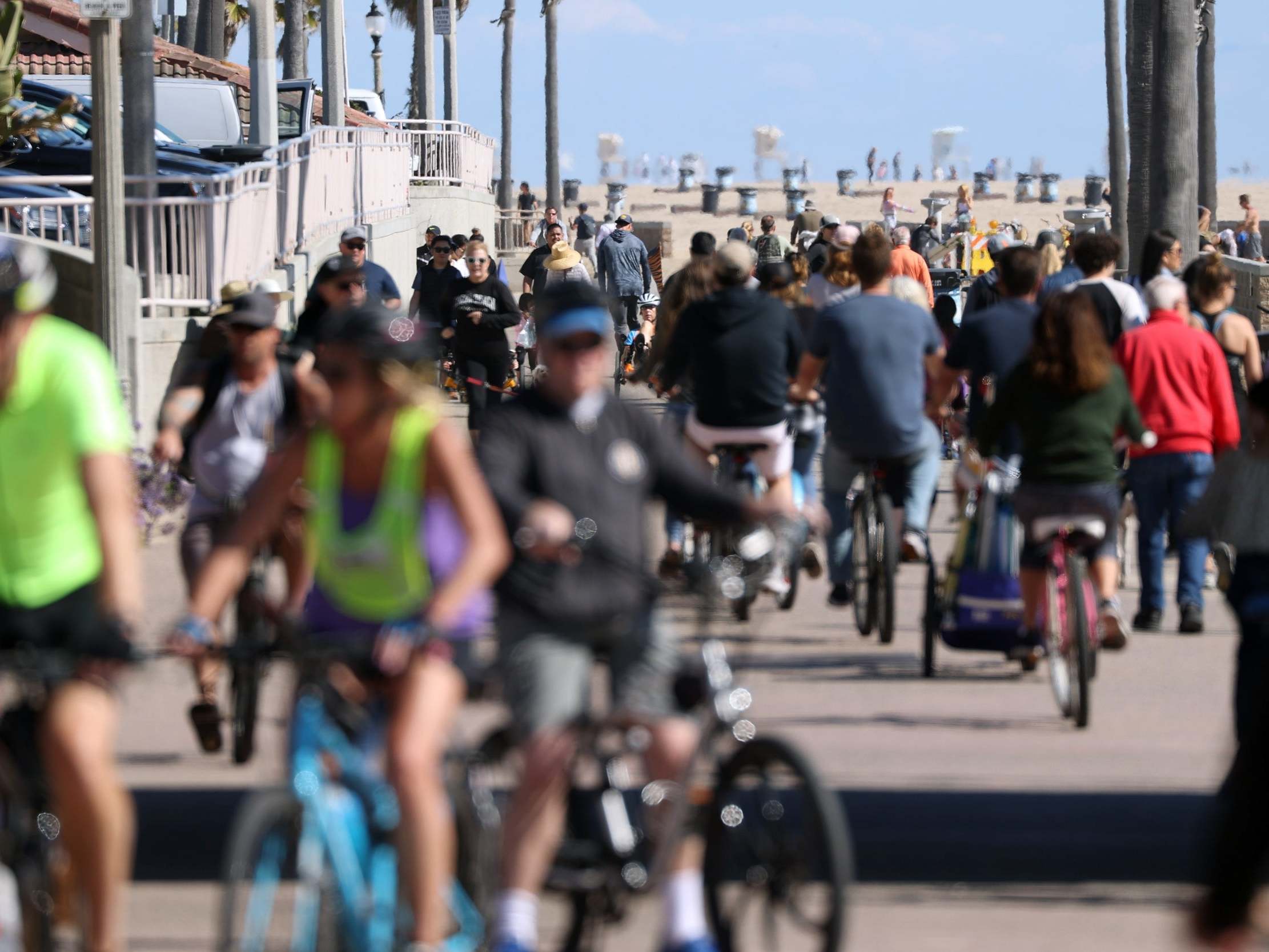 Crowds gathered at Huntington Beach, California, at the weekend despite an order to social distance