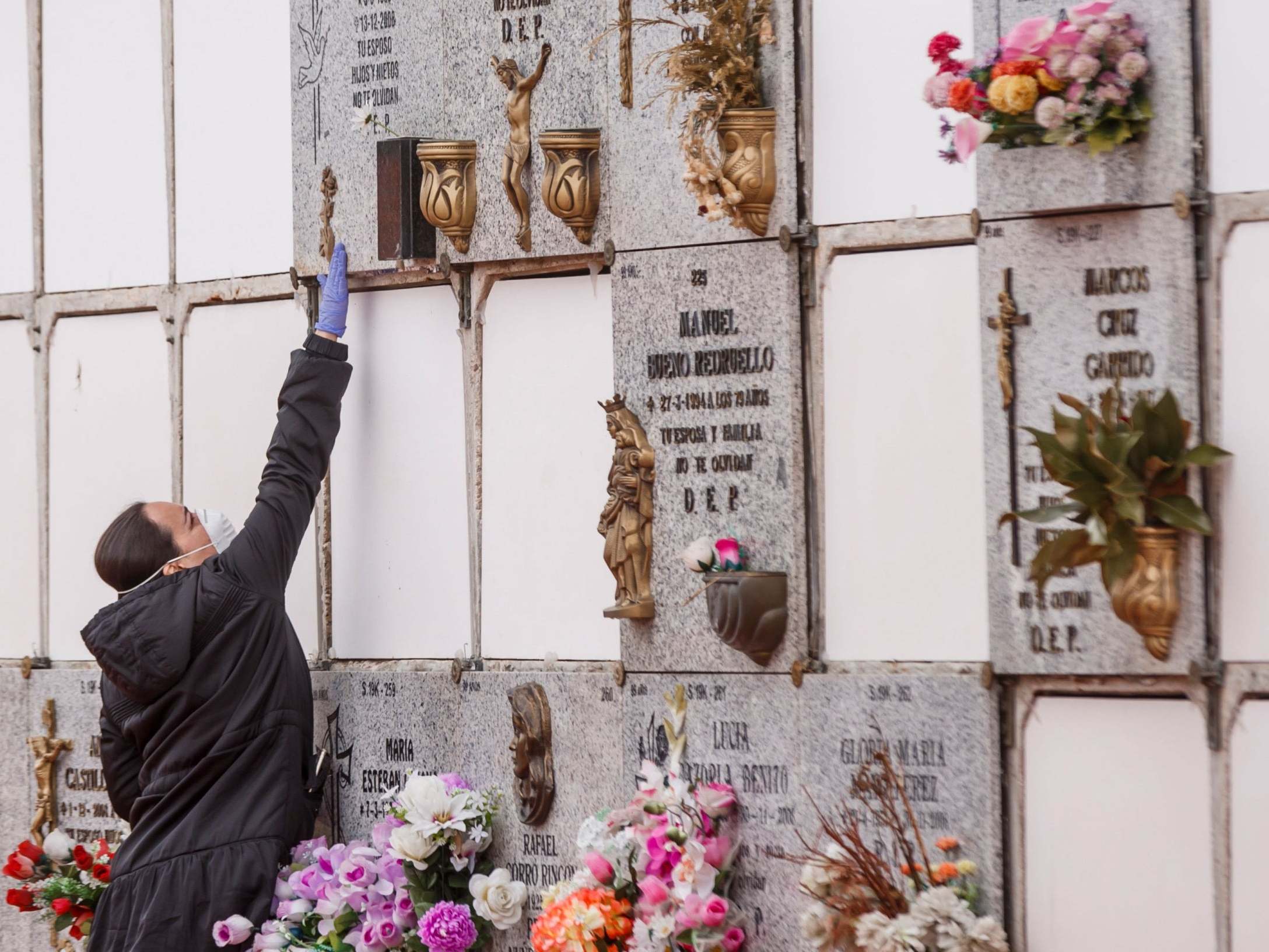 Coronavirus: Spanish army finds elderly people 'dead and abandoned' in retirement homes