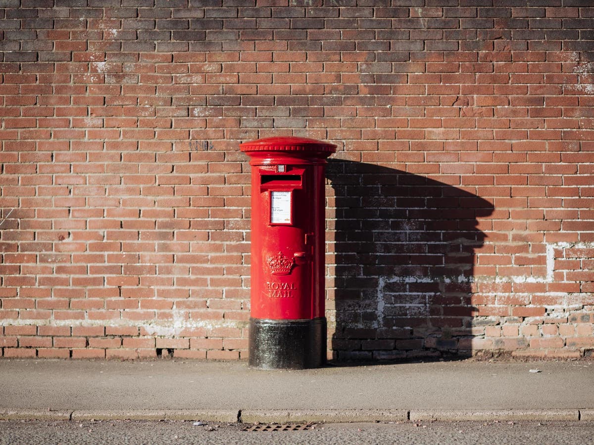 England post. Королевскую почту Великобритании. Логотип на почтовых ящиках Royal mail. Красный почтовый ящик в Англии проект по английскому. British mail.