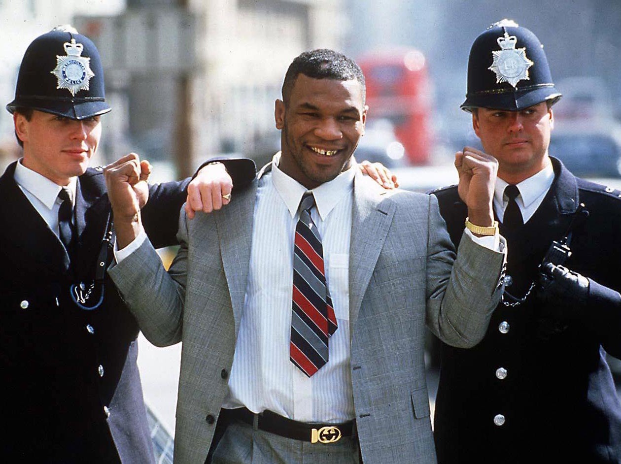 Mike Tyson posing with two police officers, in 1989