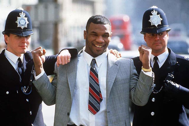 Mike Tyson posing with two police officers, in 1989