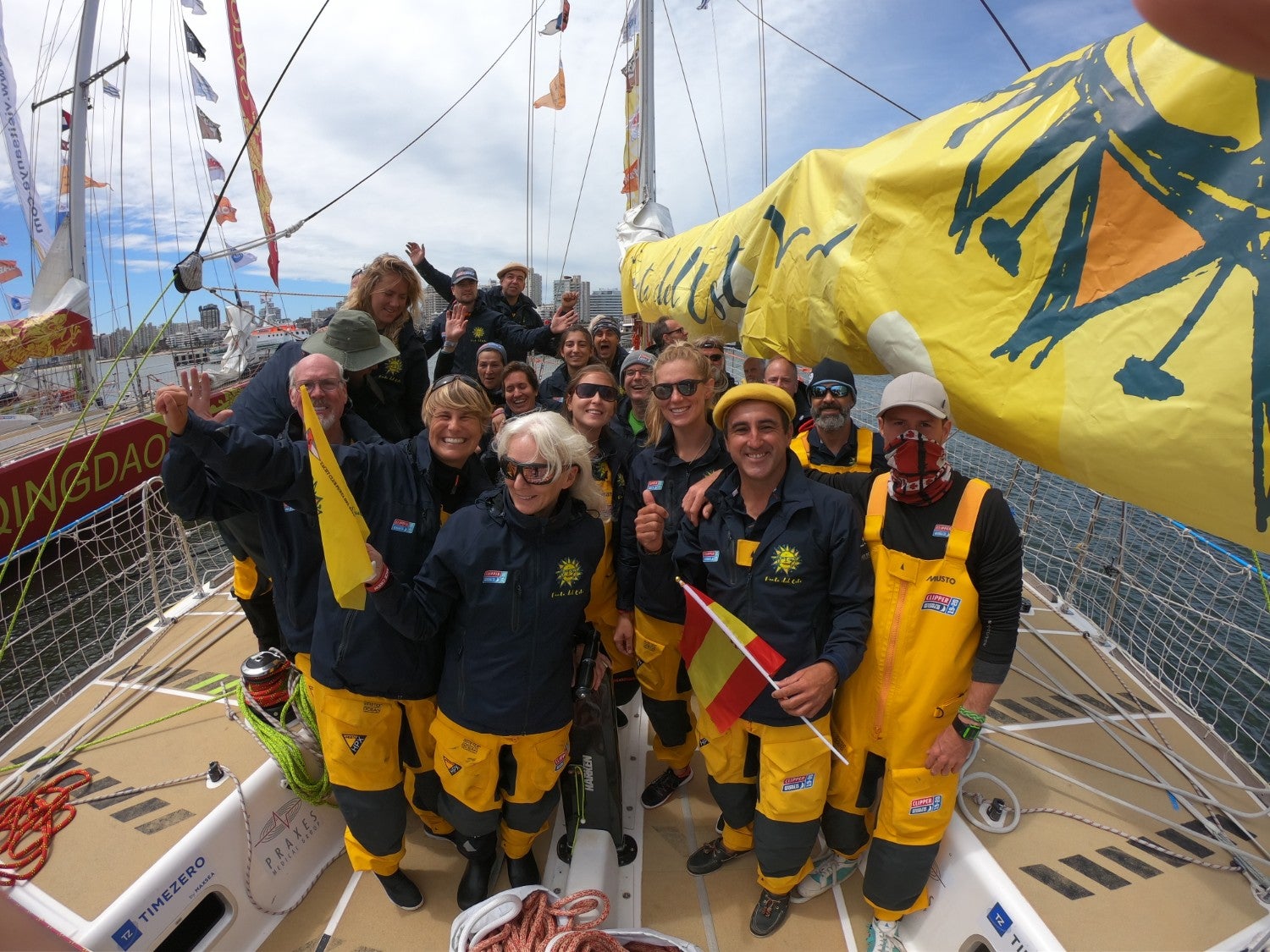 Team Punta del Este at the start of the race