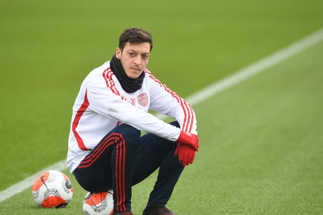 Mesut Ozil will see out his contract with Arsenal despite being linked with a move away