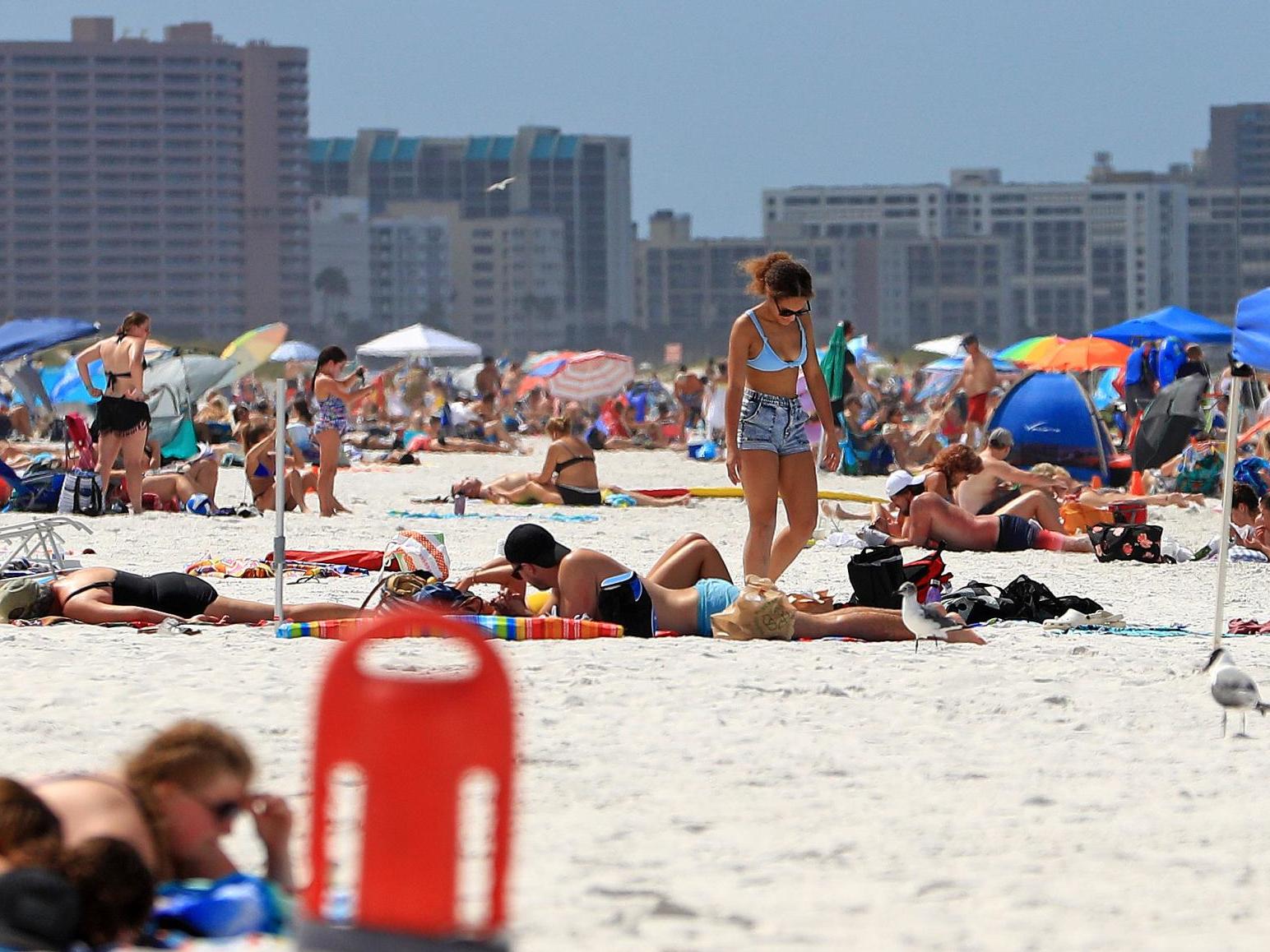 Coronavirus: Hundreds flock to Florida beaches despite Covid-19 cases rising to nearly 5,000