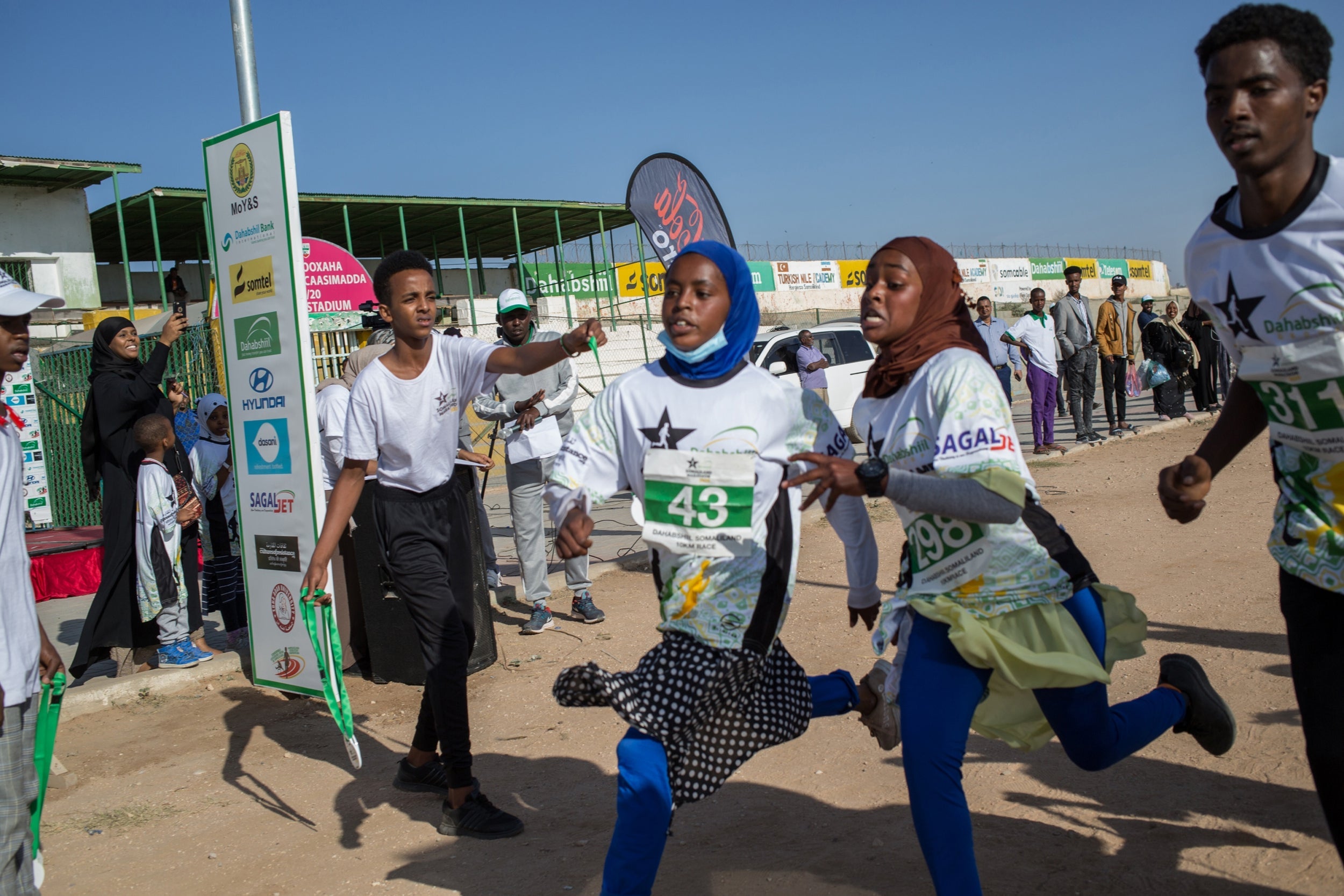 Hana Mukhtaar Abdilllahi battles with Hamda Abdi Ibrahim at the end of the race