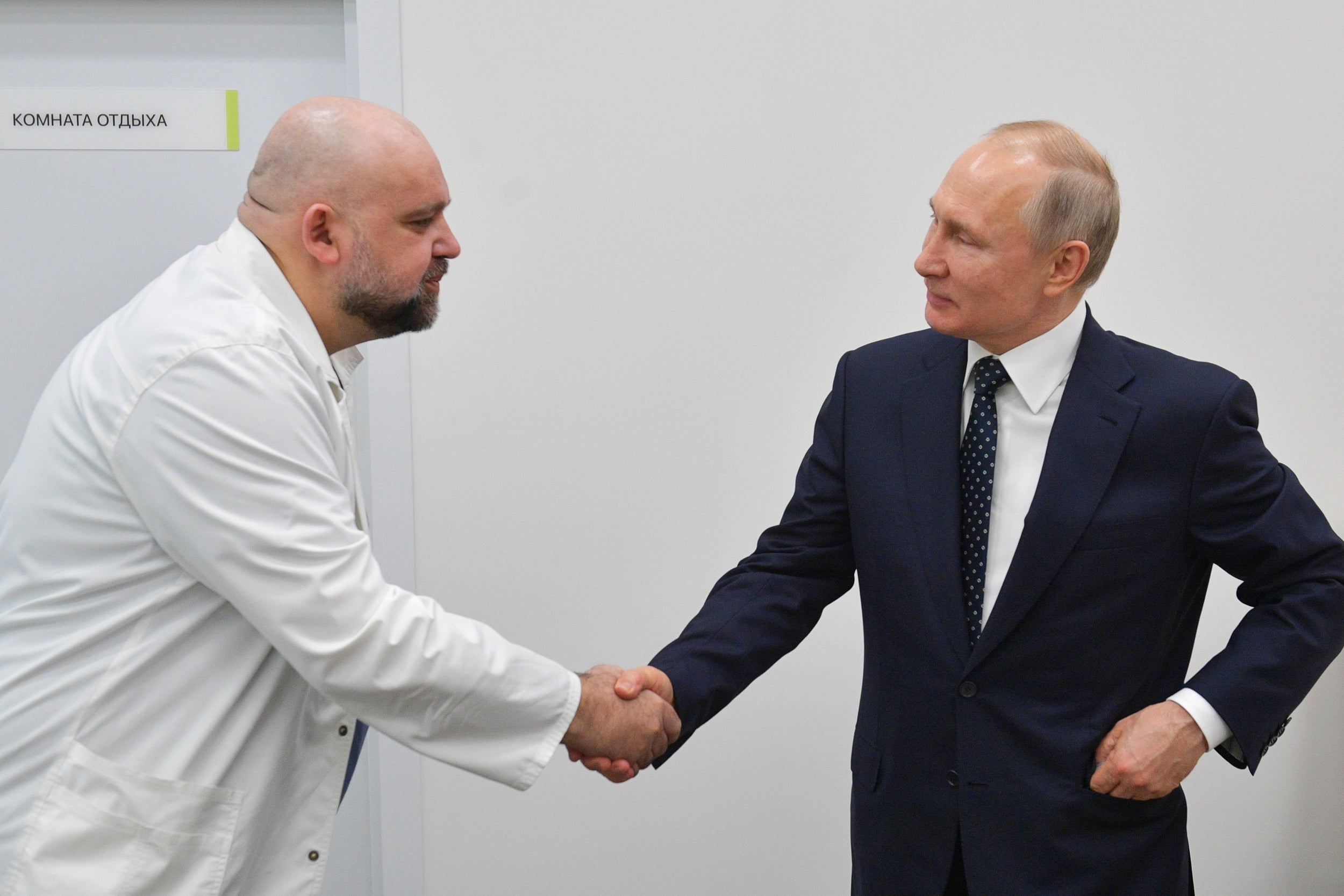 Doctor who met with Vladimir Putin last week tests positive for coronavirus
