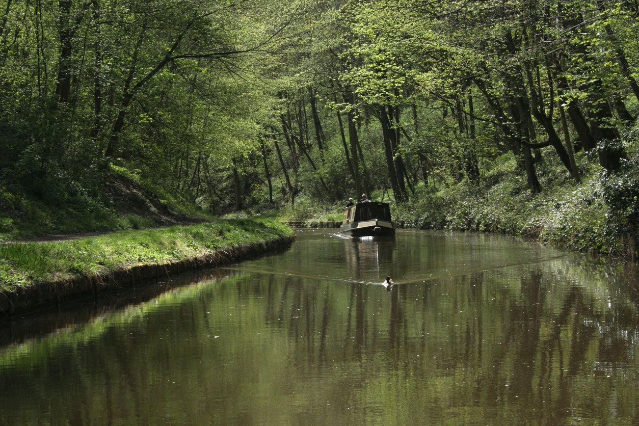 Sail down the Llangollen canal