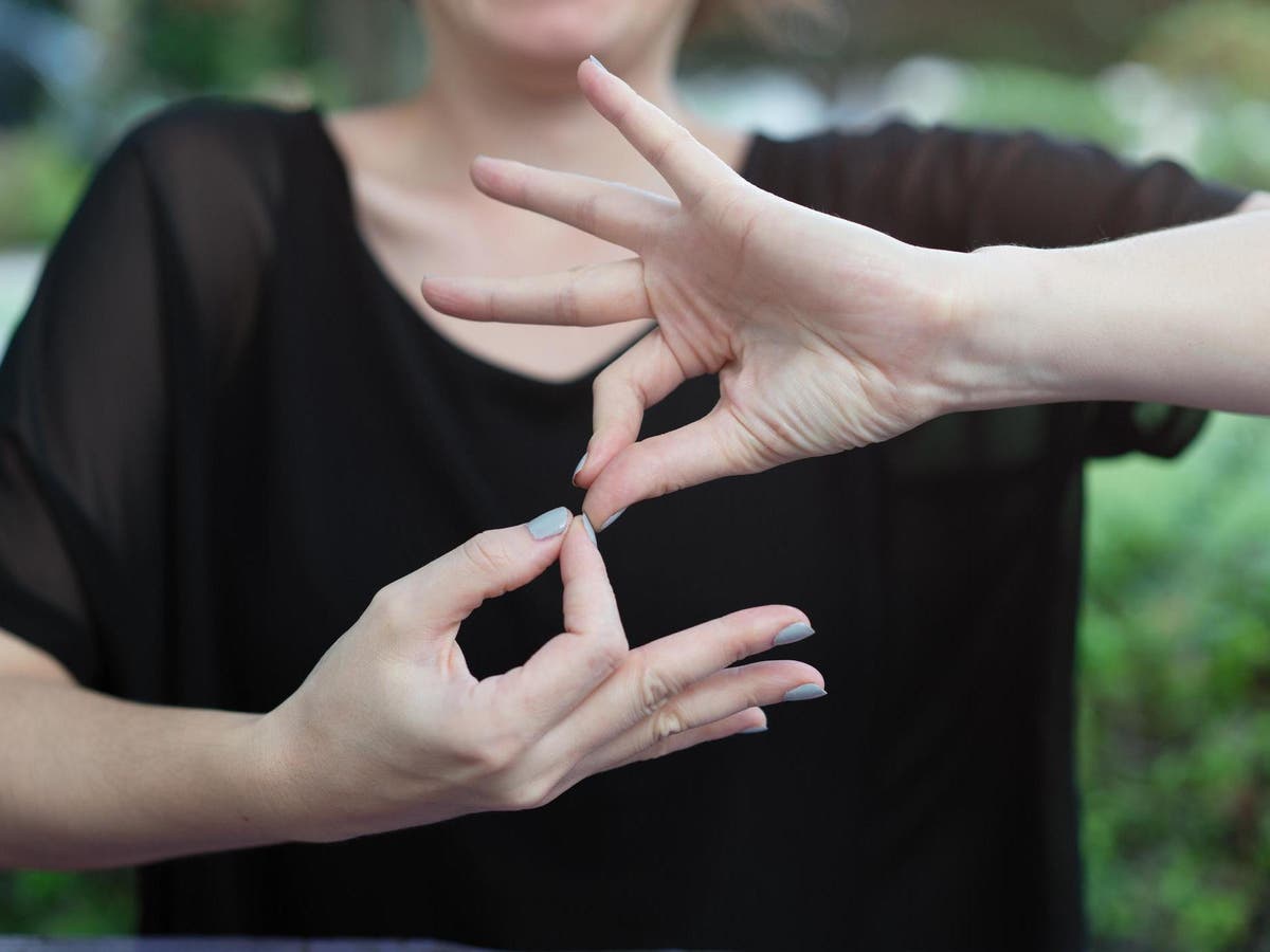 Coronavirus: UK government urged to include sign language interpreter ...