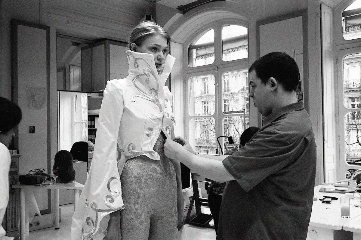 The documentary follows the rise of British fashion designer Alexander McQueen (Rex)
