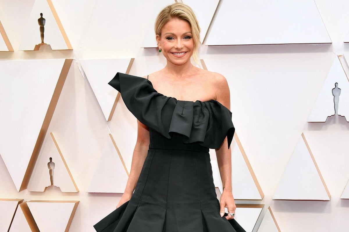 Kelly Ripa Tears Up While Explaining Why She Isn T Talking To Two Of Her Children The Independent The Independent