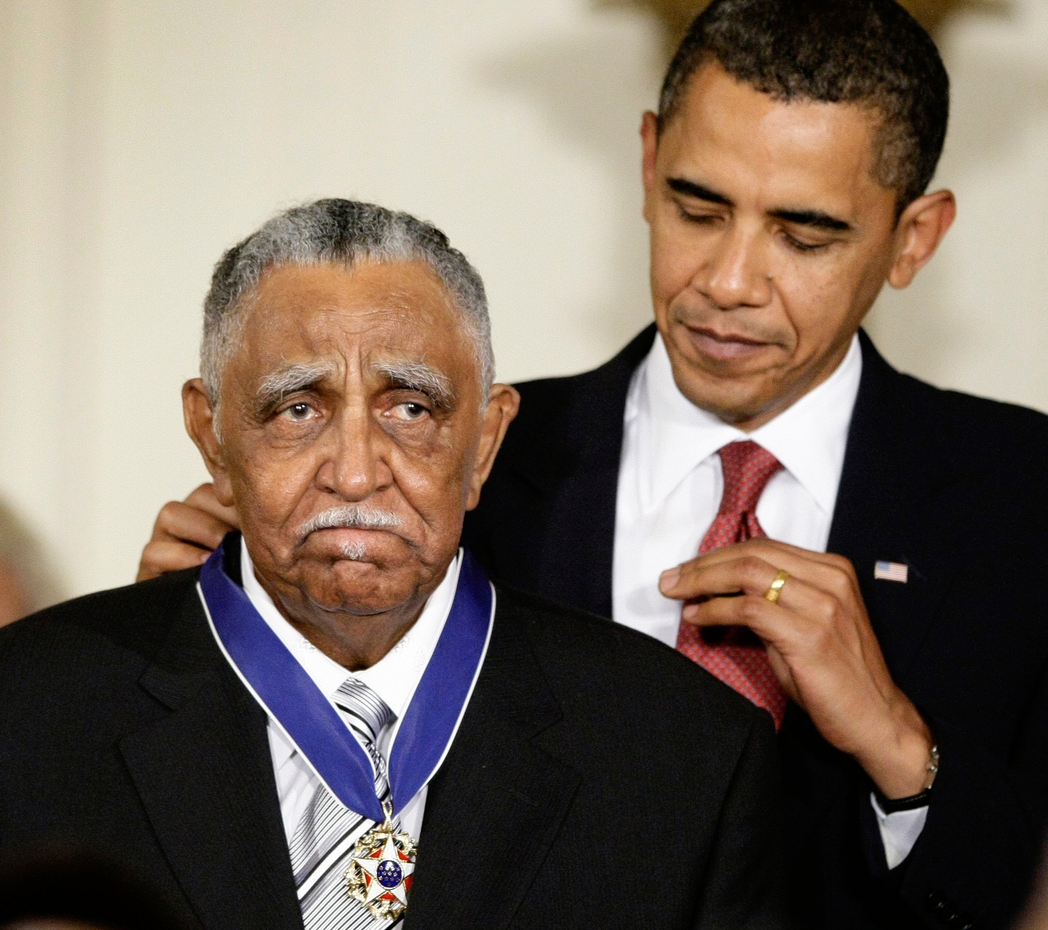 &#13;
Barack Obama presents a Presidential Medal of Freedom to Lowery in 2009 &#13;