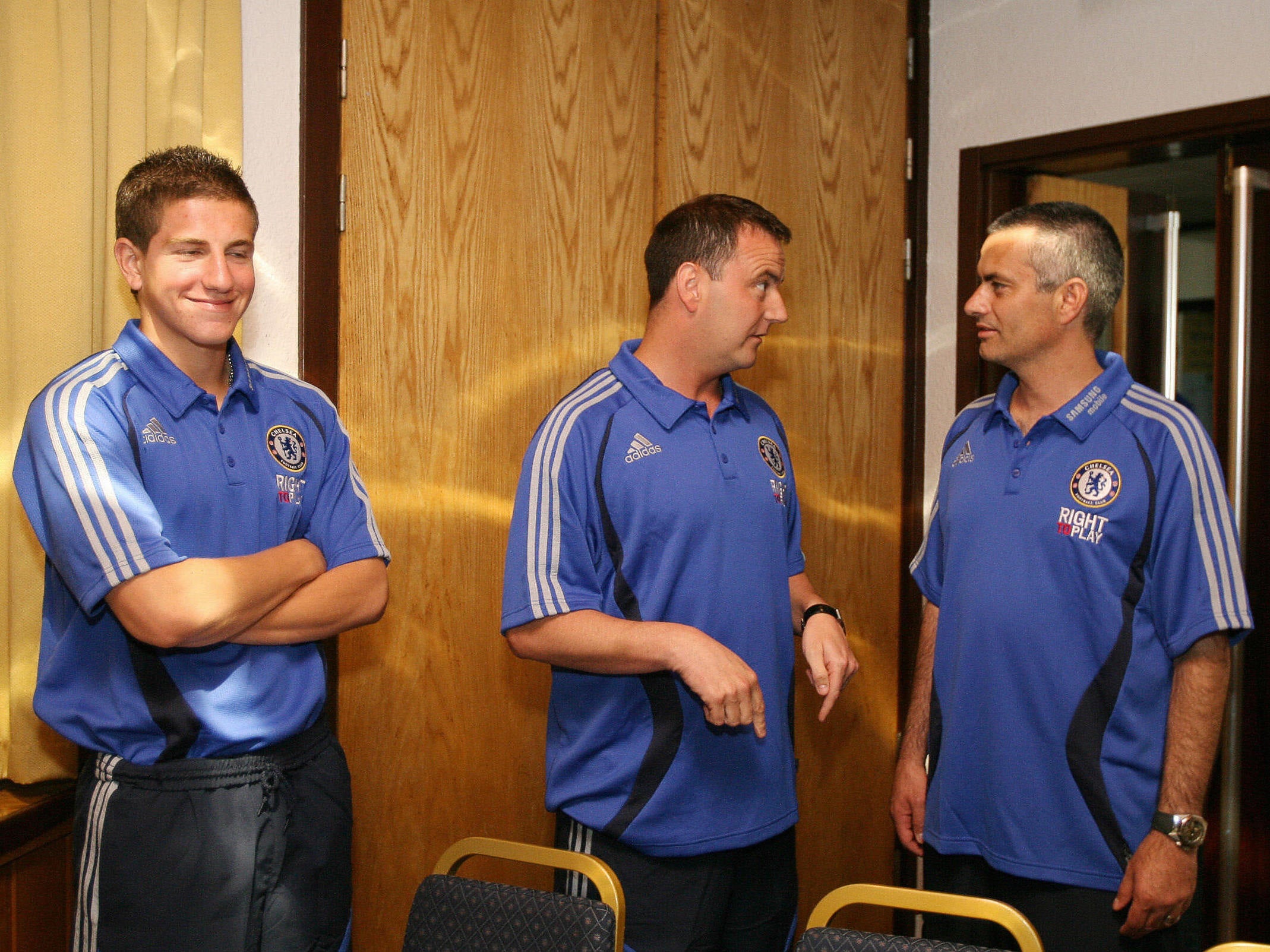 Neil Bath (centre), Chelsea’s academy manager, speaks with Jose Mourinho in 2007