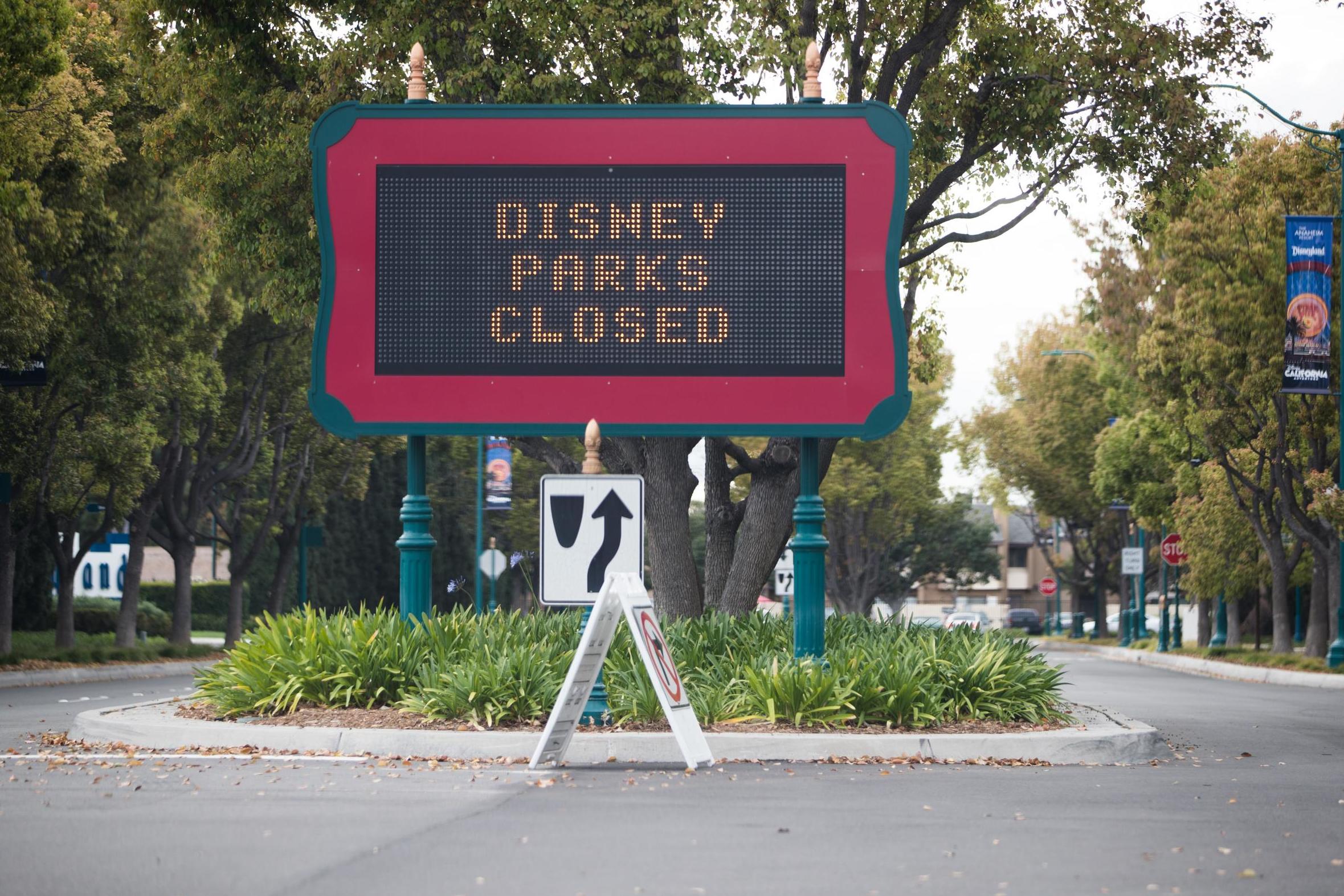 A sign announces the closure of Disney theme parks in Anaheim, California, on 14 March 2020.