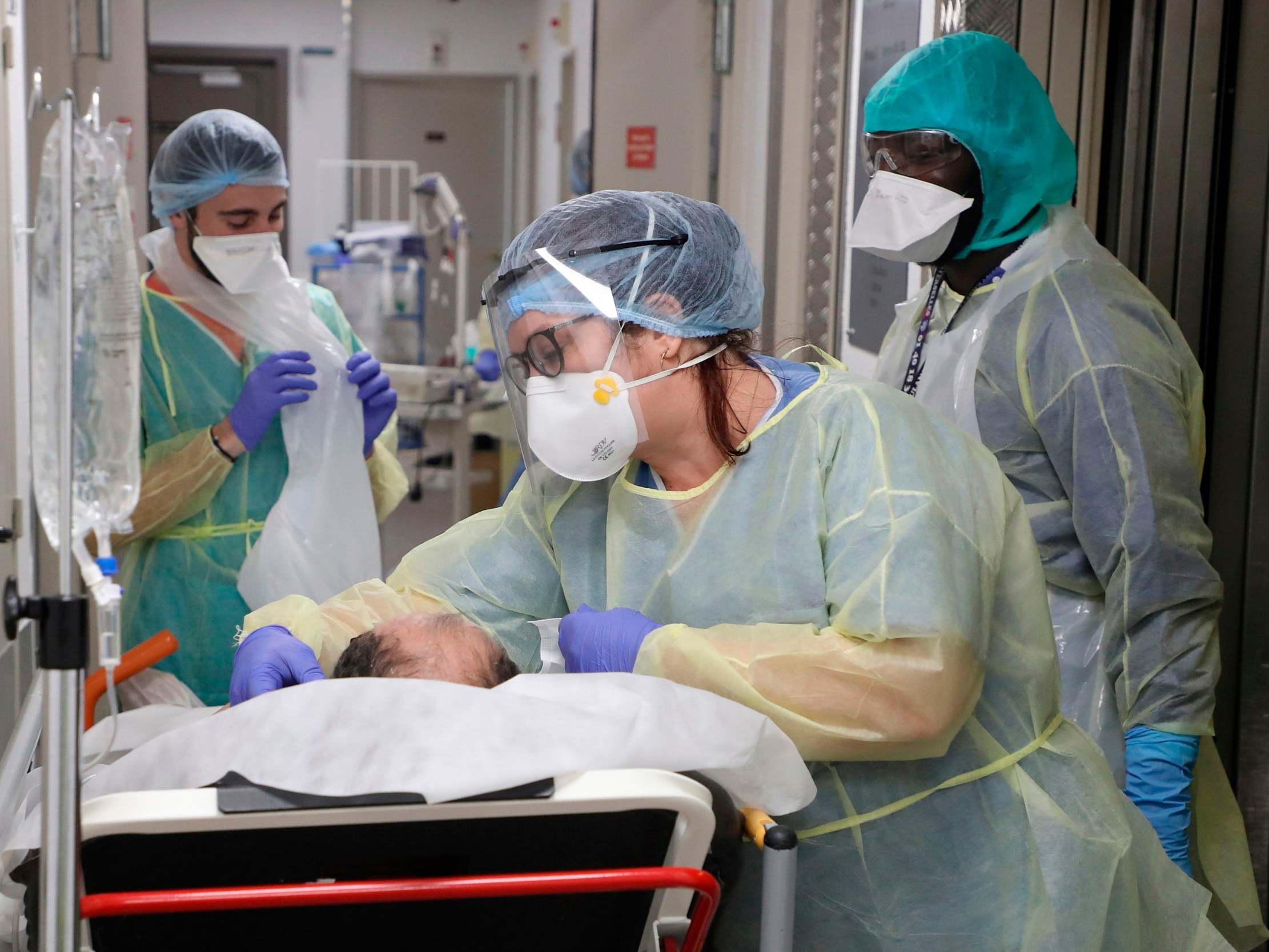 Nurses take care of a patient infected by Covid-19