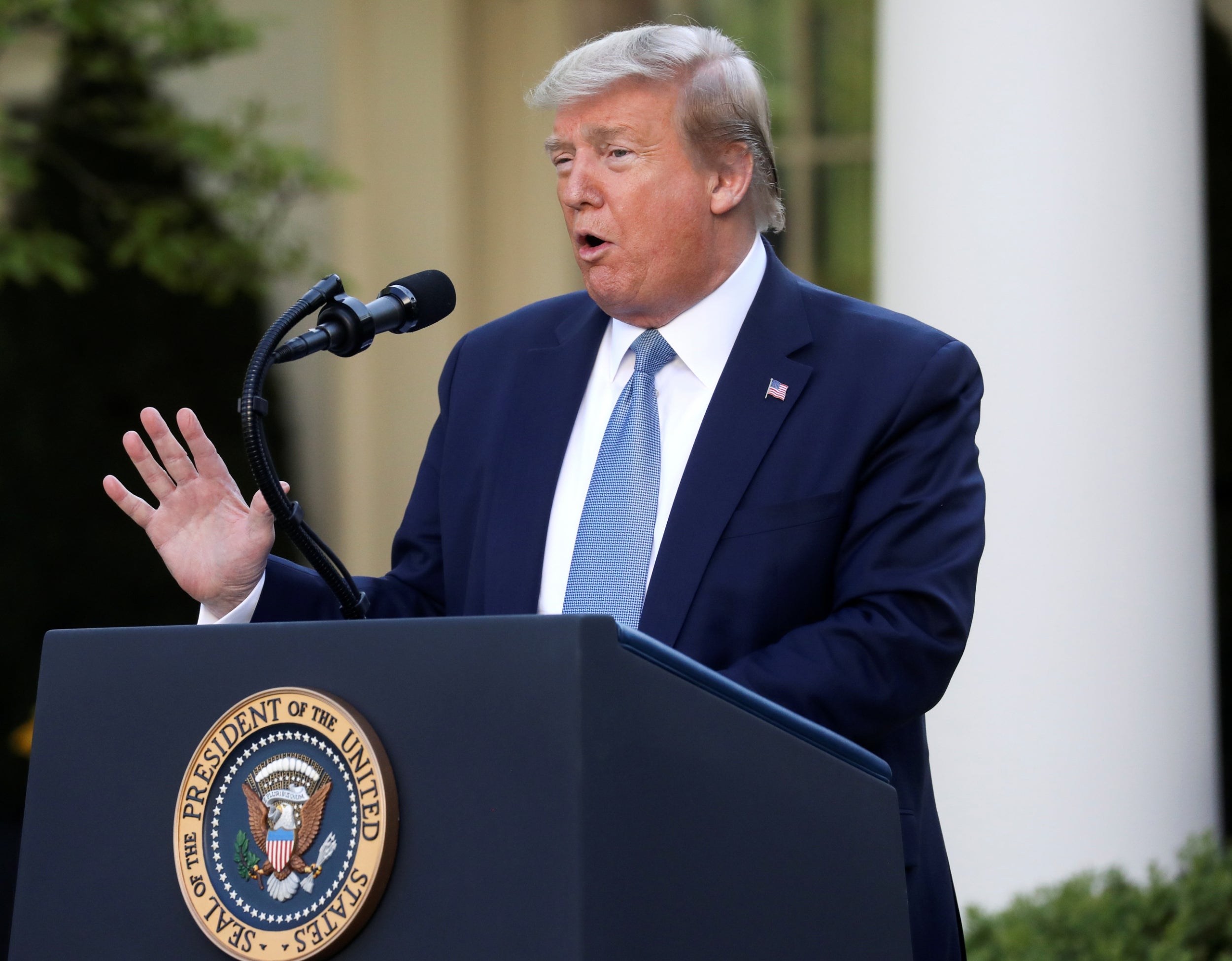 Trump news – live: President to give states &apos;guidelines&apos; for re-opening as his approval rating drops amid coronavirus pandemic thumbnail